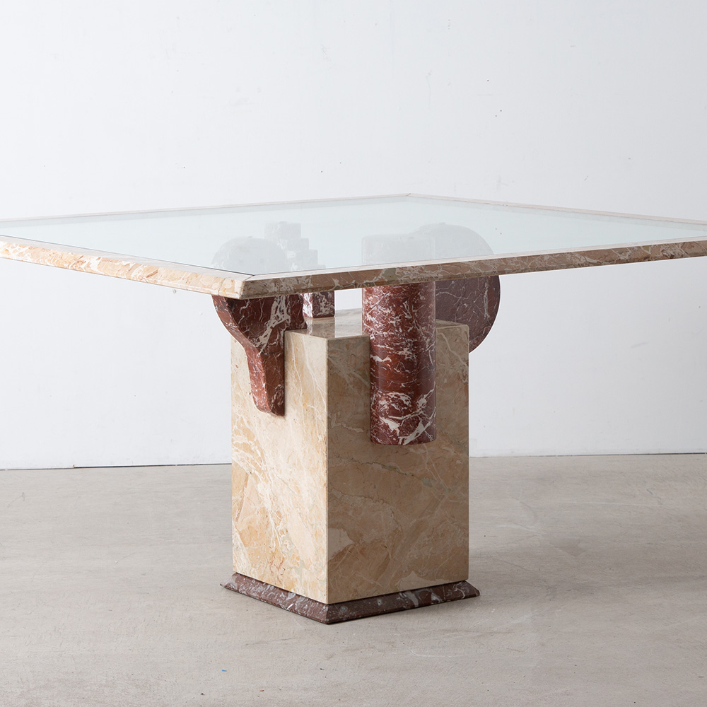 “BRUGIANA” Dining Table by Pier Alessandro Giusti & Egidio Di Rosa for UP&UP in Marble and Glass
Italy , 1980s
イタリア人建築家からなるデザインユニット Pier Alessandro Giusti & Egidio Di Rosa（ピエール・アレッサンドロ・ジュスティ&エジディオ・ディ・ローザ）によって、UP&UP 社のためにデザインされた BRUGIANA ダイニングテーブル。
メンフィスの影響も感じさせるこのテーブルは、イタリアのアルプス地方にある山 Monte Brugiana から名付けられ、4つの異なる大理石による幾何学的要素が特徴です。
1969年設立の UP&UP社によって、高級素材の大理石をふんだんに使用しながら、高度な職人技により完成されました。
芸術的なデザインに伝統的な手工業にを融合させ生まれたこのダイニングテーブルは、テーブルとしてはもちろん、一つの彫刻作品としてもお楽しみいただけるユニークピースです。
