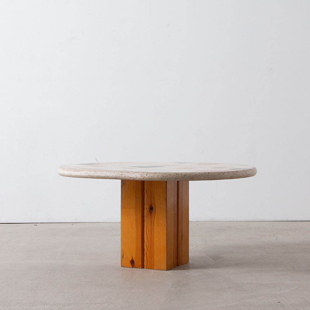 Coffee Table in Marble and Wood
Spain , 1960s
スペインより、テラゾー天板と木材、二つの異なる素材のバランスの美しいコーヒーテーブル。
