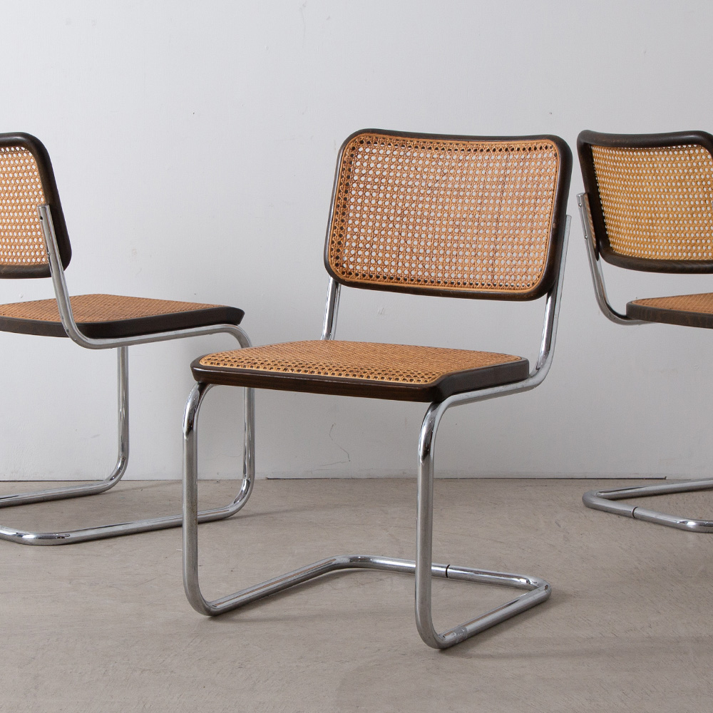 S32 “CESCA CHAIR” by Marcel Breuer for THONET
Germany , 1960s
Marcel Breuer（マルセル・ブロイヤー）によって、THONET（トーネット）社のためにデザインされた、モデル S32 チェア。
1960年台に製造、ウッドフレームは深いグリーンブラウン色という非常に珍しいされた個体です。
90年以上経った今もカンチレバー構造の名作としてパブリック・住宅などあらゆるシーンで使われているバウハウスデザインの家具を代表する一脚です。
ラタン部は前所有者によって張り替え済みとなります。
