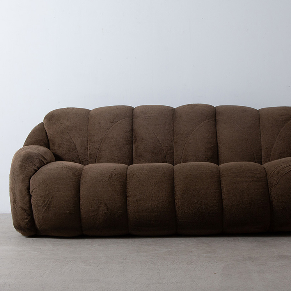 Vintage 3P Sofa in Fabric
Spain , 1960s
スペインより、リゾート地の高級別荘に使用されていた、立体感あるフォルムが印象的な3Pソファ。
ボリューム感のある躯体と、毛足の長いファブリックとのバンランスの美しい一台。
