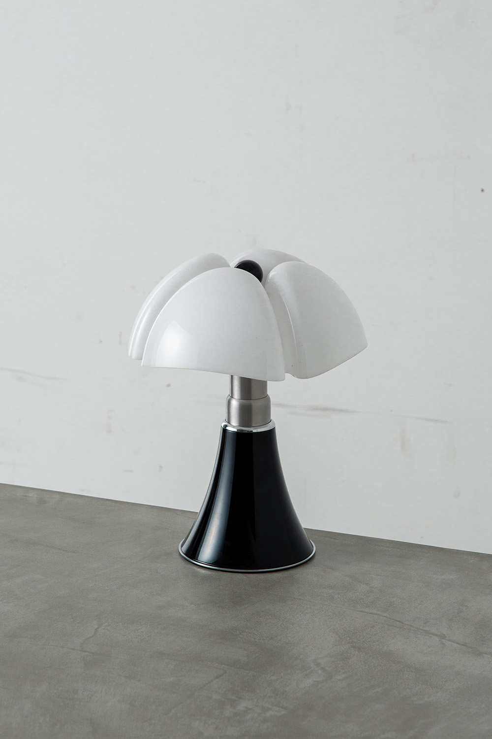 Gae Aulenti,ガエ・アウレンティ,PIPISTRELLO,ピピステレッロ,テーブルランプ,清澄白河,Antique,Vintage,Interior Design,アンティーク,ビンテージ,ヴィンテージ,家具,雑貨,インテリア,店舗什器,設計,インテリアデザイン,内装,什器,店舗設計,ギャラリー,デザイナーズ家具,ショールーム