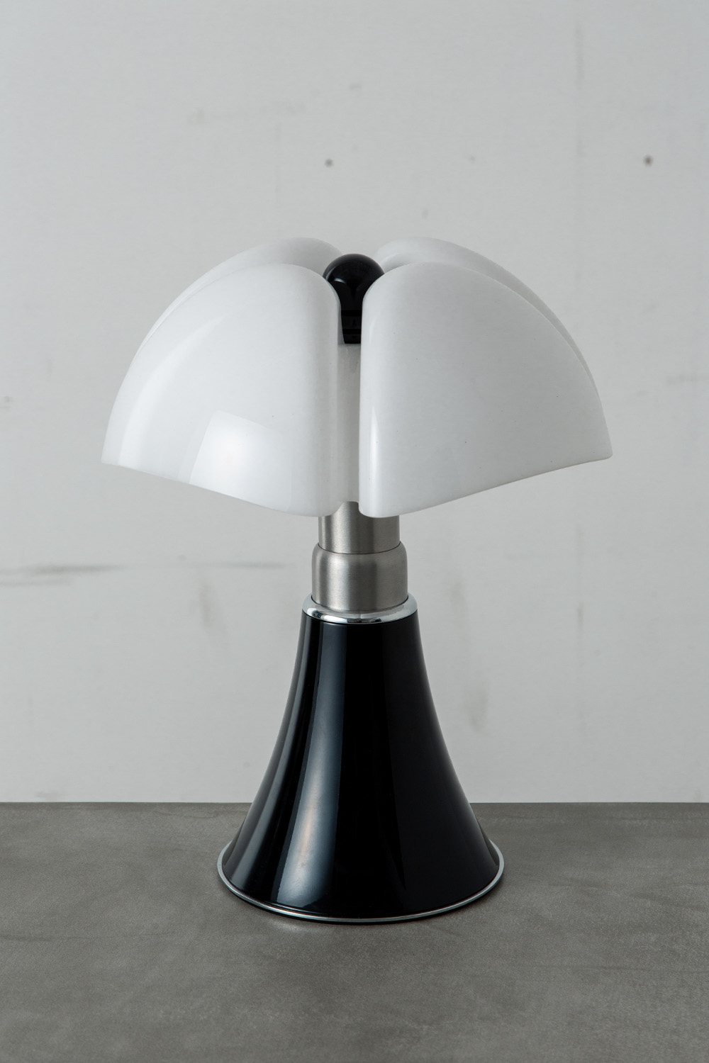 Gae Aulenti,ガエ・アウレンティ,PIPISTRELLO,ピピステレッロ,テーブルランプ,清澄白河,Antique,Vintage,Interior Design,アンティーク,ビンテージ,ヴィンテージ,家具,雑貨,インテリア,店舗什器,設計,インテリアデザイン,内装,什器,店舗設計,ギャラリー,デザイナーズ家具,ショールーム
