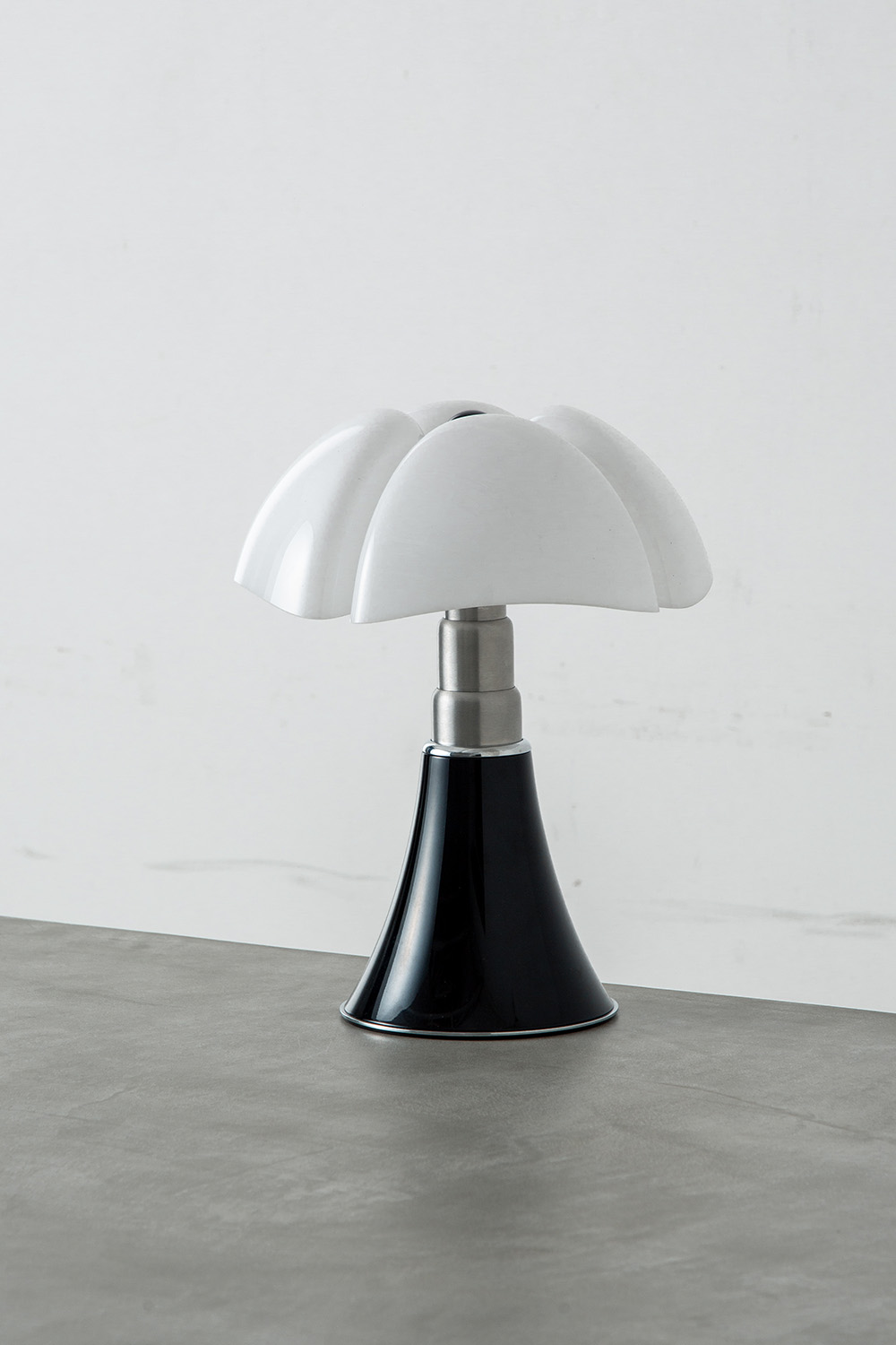 Gae Aulenti,ガエ・アウレンティ,PIPISTRELLO,ピピステレッロ,テーブルランプ,清澄白河,Antique,Vintage,Interior Design,アンティーク,ビンテージ,ヴィンテージ,家具,雑貨,インテリア,店舗什器,設計,インテリアデザイン,内装,什器,店舗設計,ギャラリー,デザイナーズ家具,ショールーム