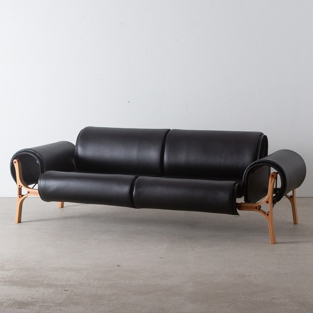 CV 2P Sofa by Cristian Valdes for OBJEKTO
Chile , 1970s
チリを代表する建築家 Cristian Valdes（クリスティアン・バルデス）によってデザインされた、強い個性を持った独創的なソファ。
フレームはブラックの細いスチールパーツで補強、人間工学に基づいたエレガントなフォルムに仕上げられており、どんなインテリアシーンにもマッチする時代を超越した魅力を持ち合わせています。当時から変わらないチリの工場で少量生産によるハンドメイドで製造されるこれらのモデルは、希少性のある世界でも人気の高いモデルとなっています。
