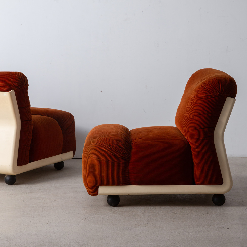 Italian Vintage Sofa Set in Plastic and Fabric
Italy , 1970s
イタリアより、1970年代にデザインされたソファ。
イタリアらしい特徴的なフォルムと、鮮やかな色彩のファブリックとのバランスの美しい一脚。
二脚セットでの販売となります。
