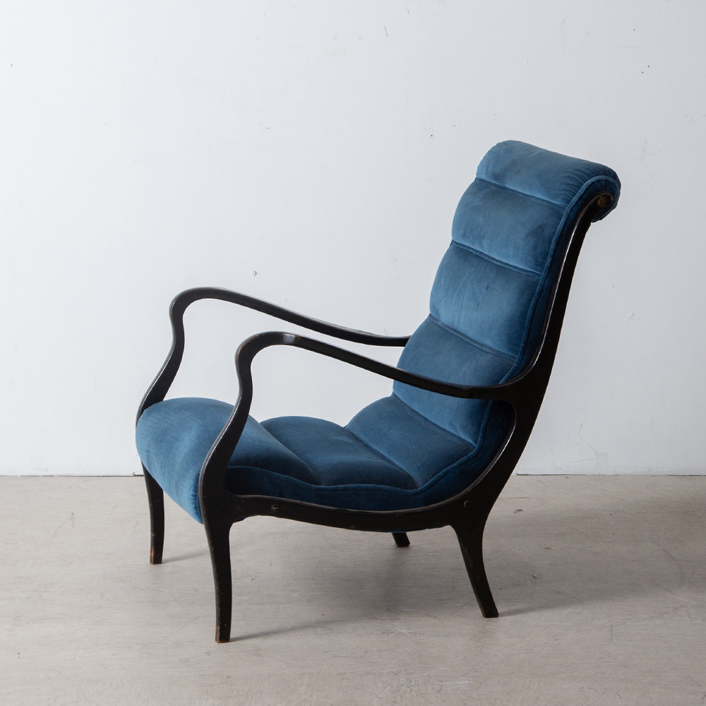 ‘Mitzi’ Chair by Ezio Longhi for Elam in Wood and Blue Mohair
Italy , 1950s
イタリア人デザイナー、Ezio Longhi（エツィオ・ロンギ）によって、Elam（エラム）社のためにデザインされた、‘Mitzi’ Chair。
モダンムーヴメントの先導者の一人Marco Zanuso（マルコ・ザヌーゾ）とのコラボレーションをきっかけに、戦後イタリアデザイン界の「創始者の一員」として評価されました。
有機的なしなやかなアームと体を包み込む曲線のフレームが美しい一点。
