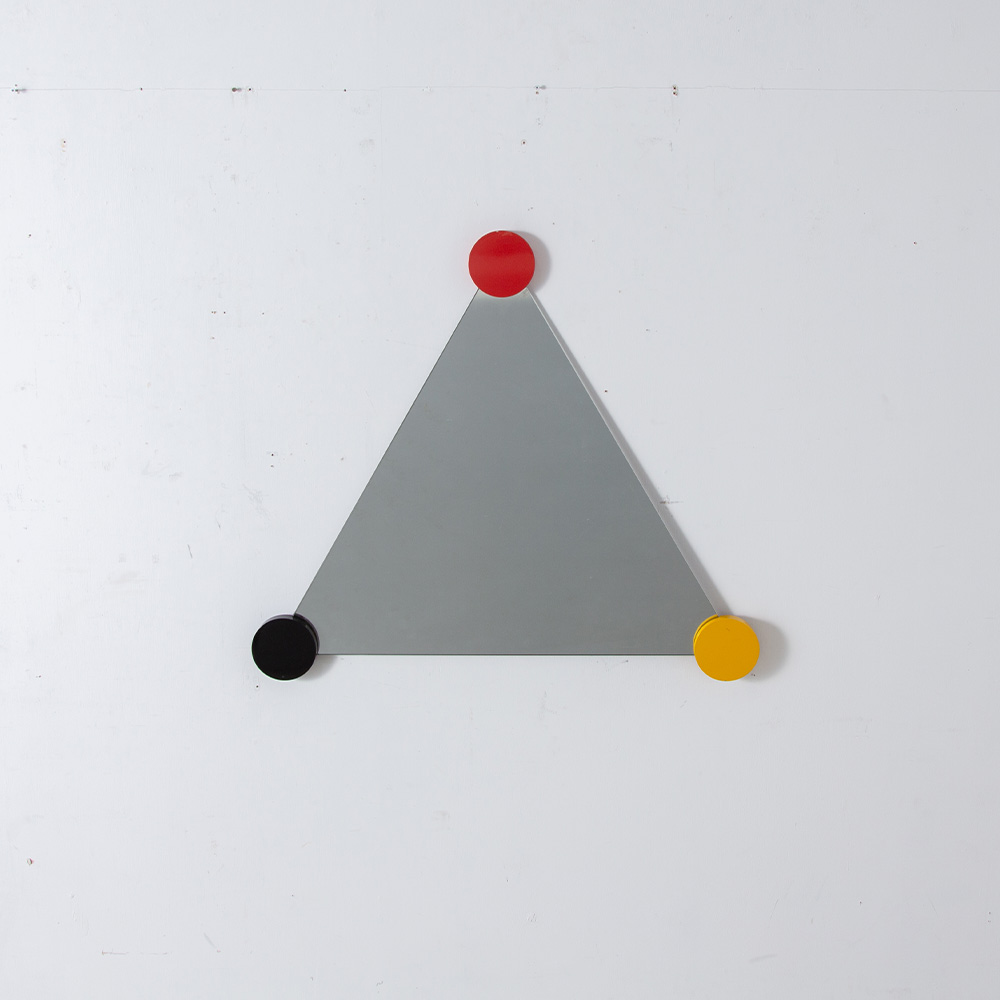 Post Modern Triangle Wall Mirror in Black , Yellow and Red
Italy , 1980s
ポストモダンの影響を感じさせる赤と黒と黄の特徴的なヴィンテージミラー。
