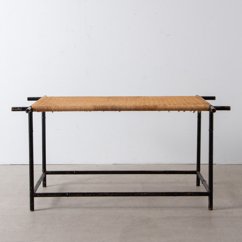 Dining Table in Steel and Rope
France , 1970s
フランスより、光沢のあるブラックの脚部とロープ編みのコントラストが美しい一点。
