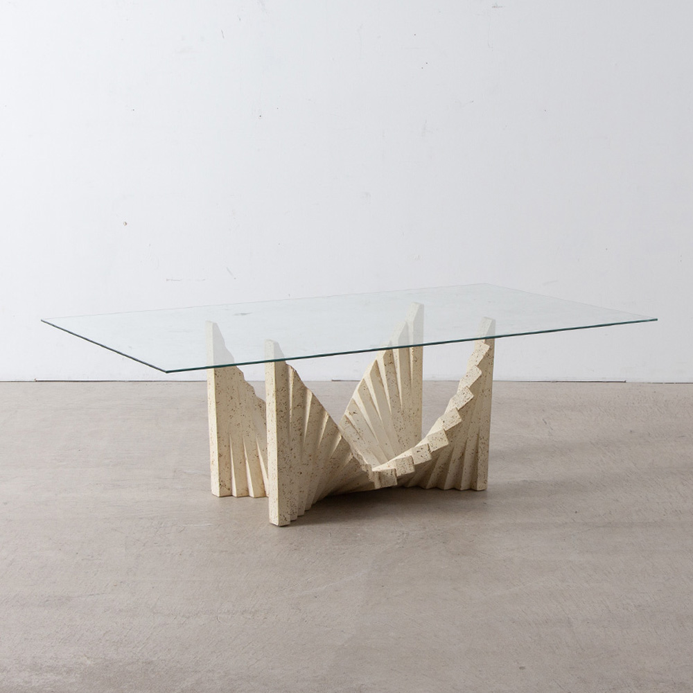 Coffee Table in Glass and Plaster
Spain , 1970s
スペインより、彫刻的なベースとガラス天板とのコントラストが美しい一台。
