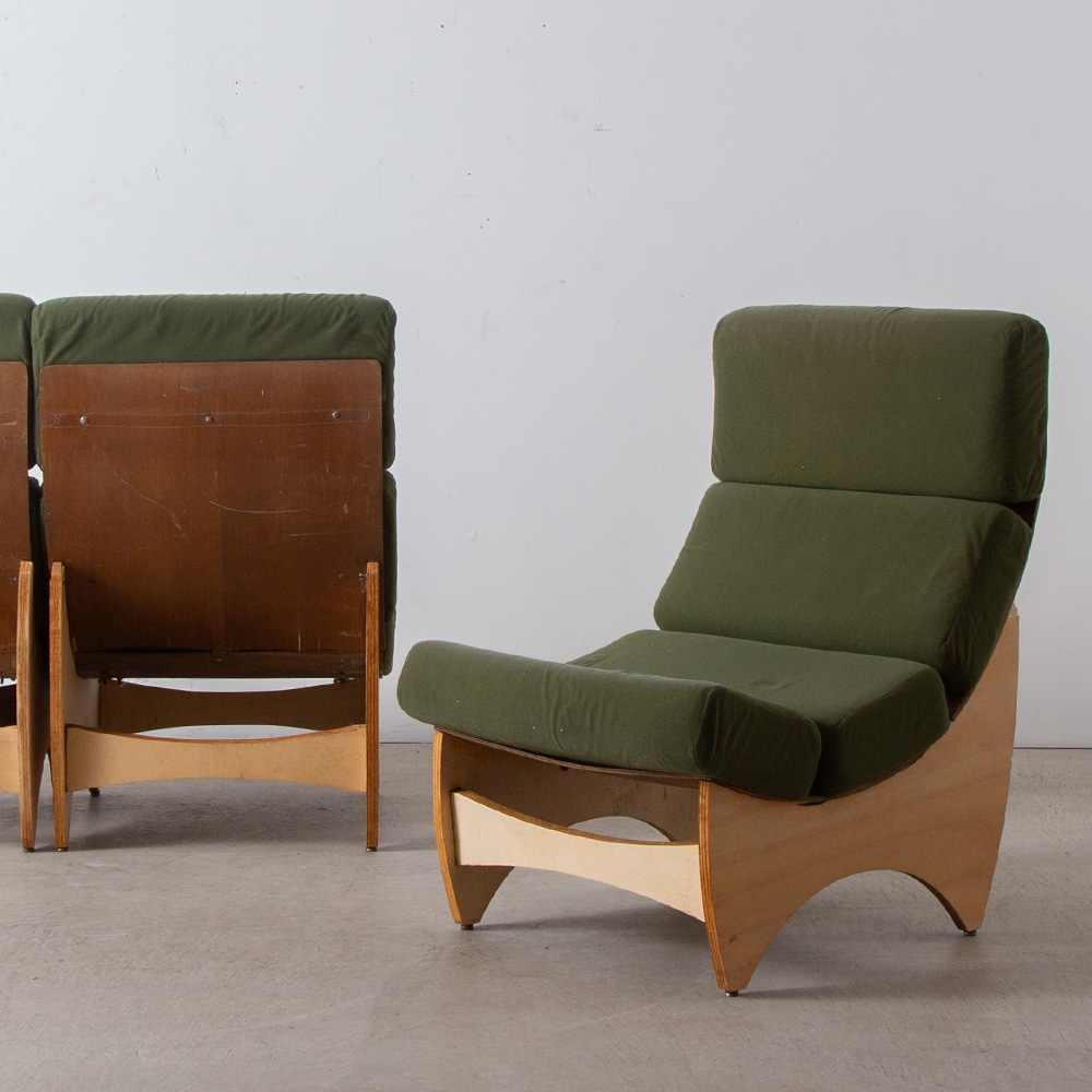 3 Sofa Set in Wood , Green and Fabric
France , 1960s
アノニマスのデザインながら、身体に沿うフレームと、落ち着いた印象のファブリックの調和のとれた美しい一脚。
三脚セットでの販売となります。別途費用にて貼り生地の交換も可能です。
