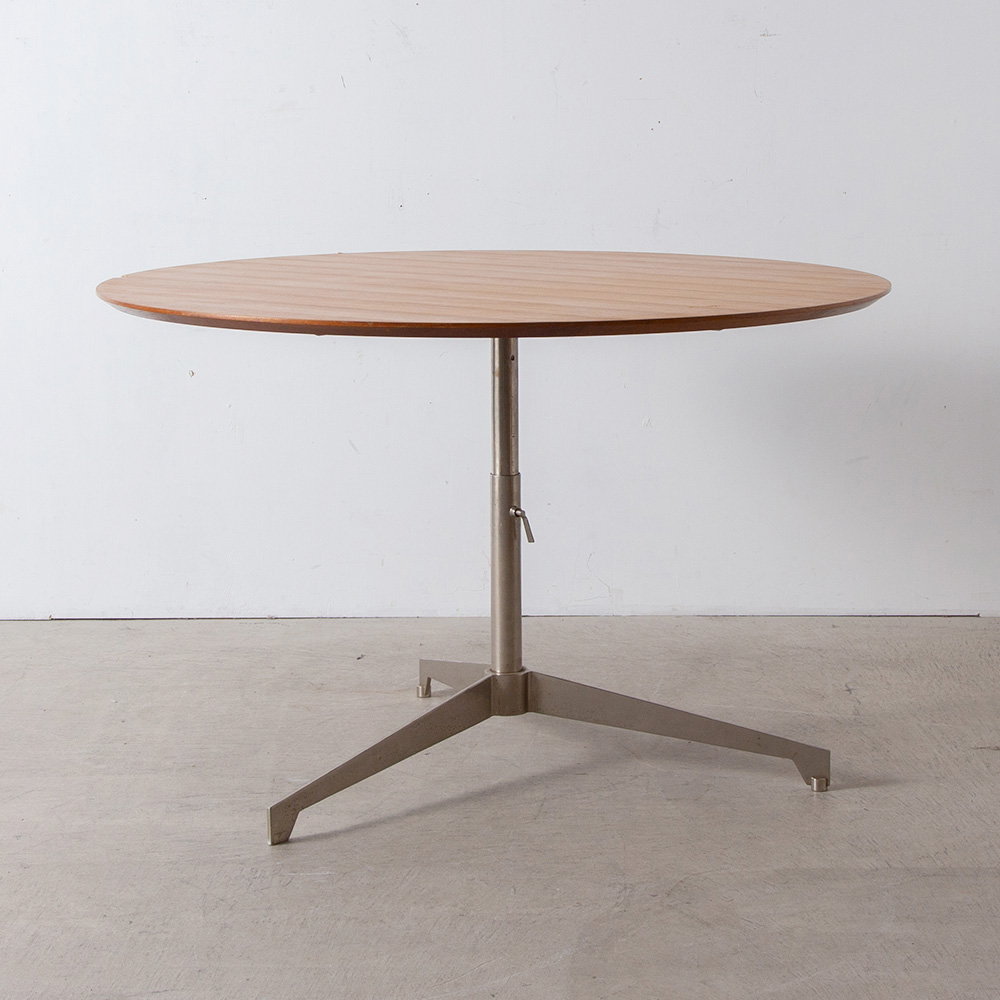 Osvaldo Borsani Style Dining Table in Wood and Steel
Italy , 1950s
Osvaldo Borsani（オズワルド・ボルサニ）スタイルのダイニングテーブル。
