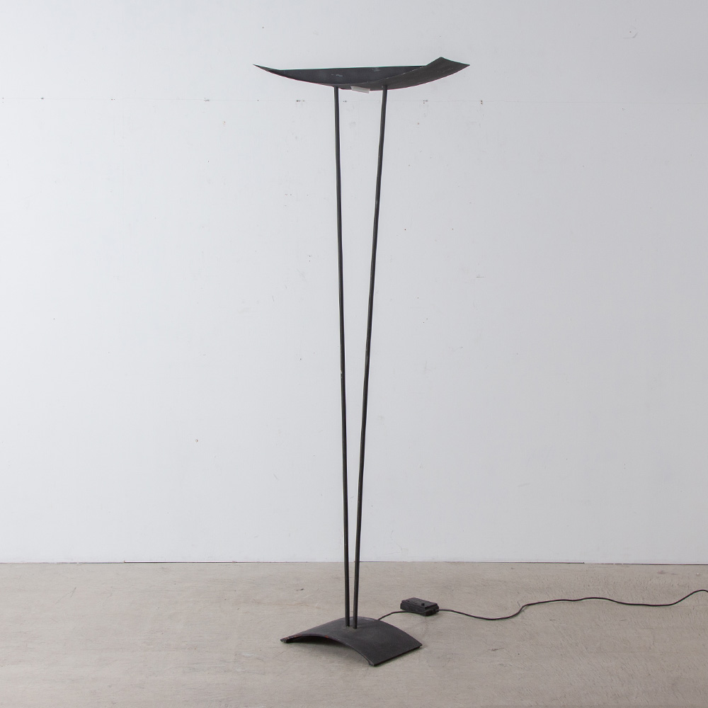 Vintage Floor Lamp in Steel
Italy , 1980s
ポストモダンの影響を感じさせる特異的なフォルムが美しいフロアランプ。
