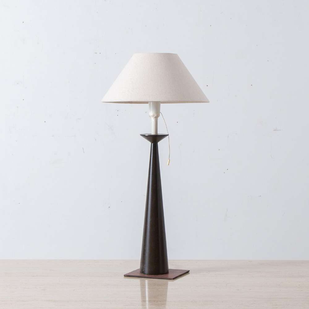 Vintage Table Lamp in Wood
France , 1970s
幾何学的な形状、ミニマルなデザインの美しいヴィンテージテーブルランプ。
