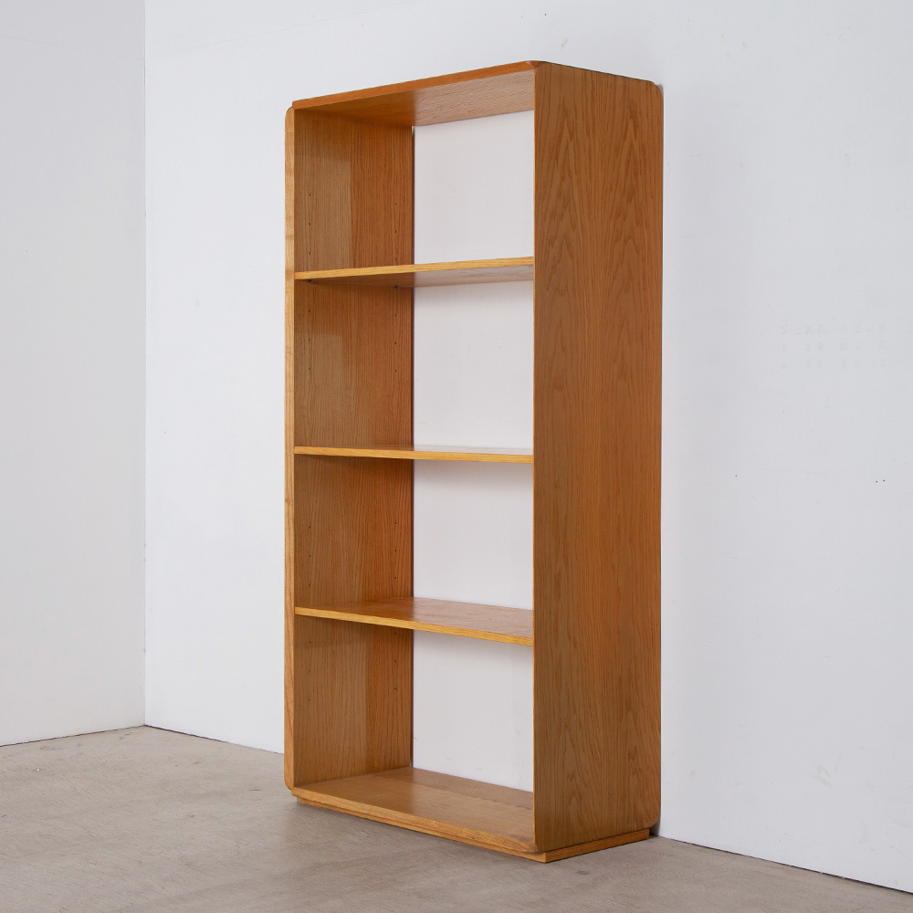 ‘Samara’ Book Shelf by Derk Jan De Vries for Maisa di Seveso in Beech
Belgium , 1980s
ベルギー人のデザイナー Jan de Vries によってデザインされたブックシェルフ。
ミニマルなデザインながらディティールの特徴的な一台。
