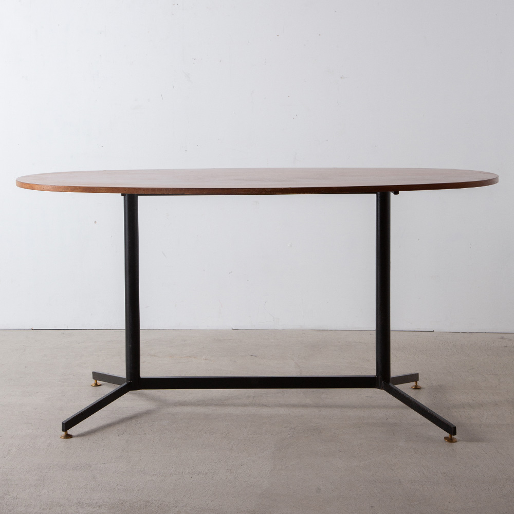 Vintage Dining Table in Wood and Steel
Italy , 1970s
イタリアより、オーバル状の天板とスチールの組み合わせが美しいダイニングテーブル。
