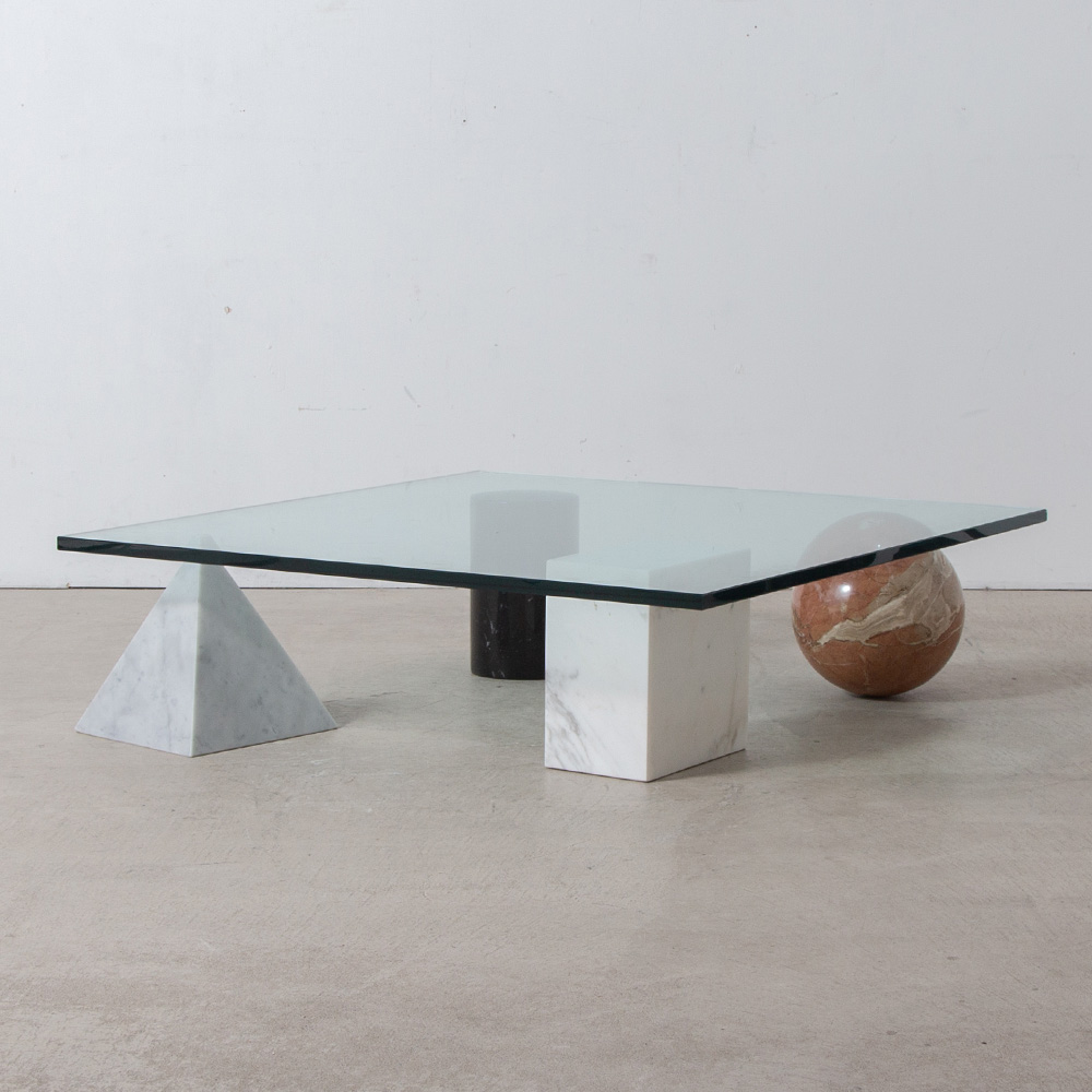 Massimo and Lella Vignelli Style Coffee Table in Glass and Marble
Italy , 1980s
Massimo and Lella Vignelli（マッシモ & レッラ・ヴィネッリ）スタイルのコーヒーテーブル。
直方体、球体、四角錐、円柱の4つのは、お好みの配置でご使用いただけます。
