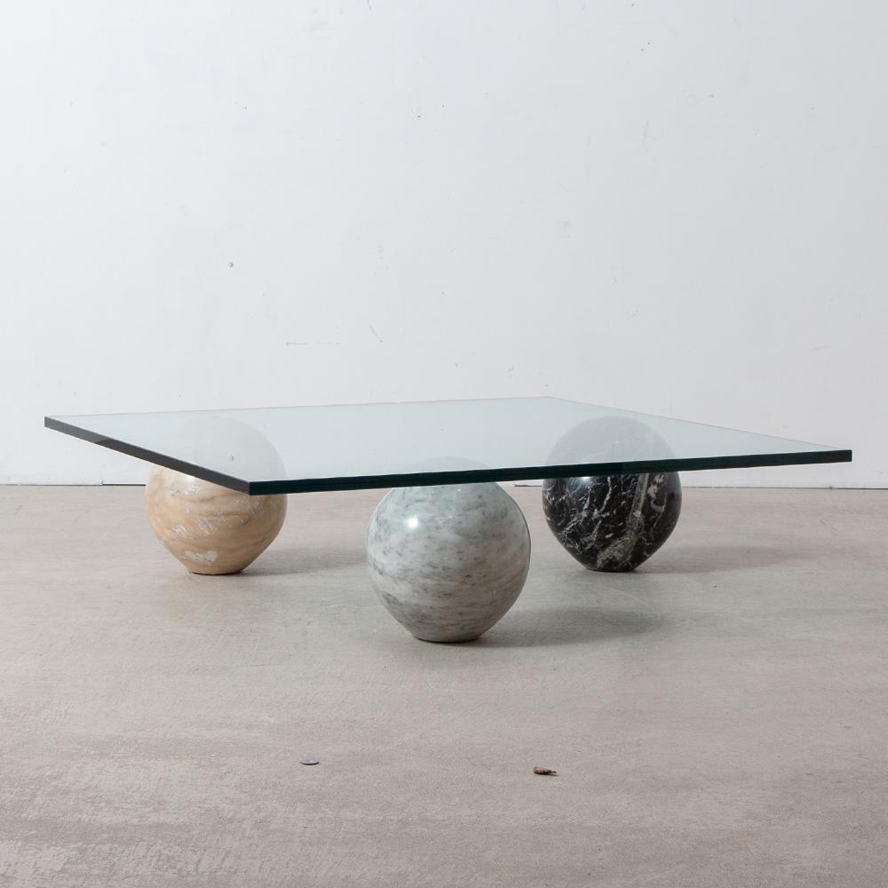 Coffee Table in Glass and Marble
Italy , 1980s
イタリアより三つの球体とガラストップのバランスの美しいコーヒーテーブル。
