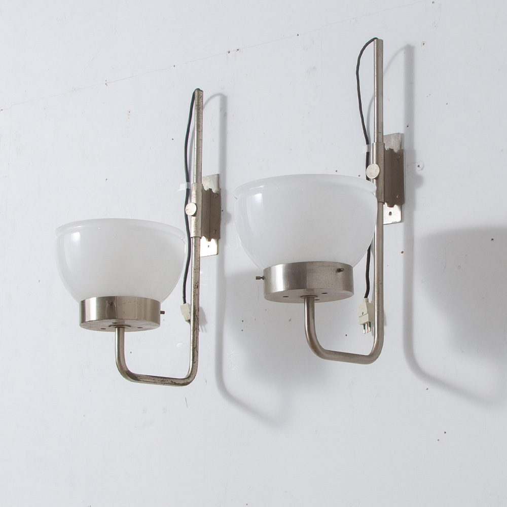 Sergio Mazza Style Wall lamp in Stainless and Glass
Italy , 1970s
イタリアより、スタイリッシュなステンレスとミルクガラスの対比が美しい一点。
