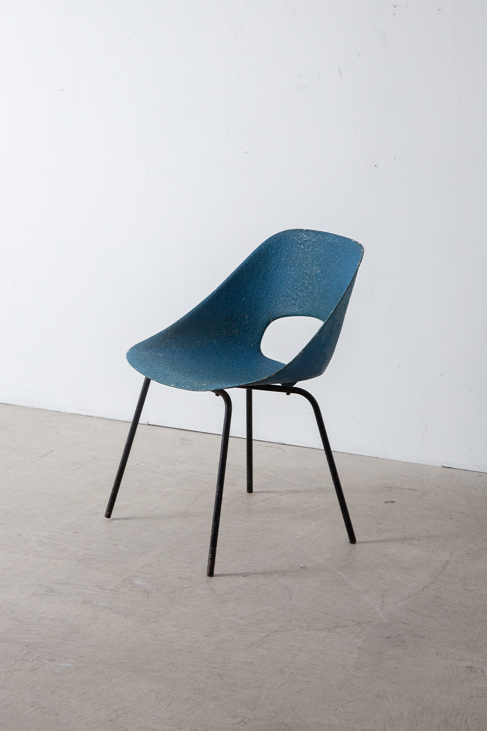 Tulip Chair by Pierre Guariche for Steiner in Bleu , FRP and Steel