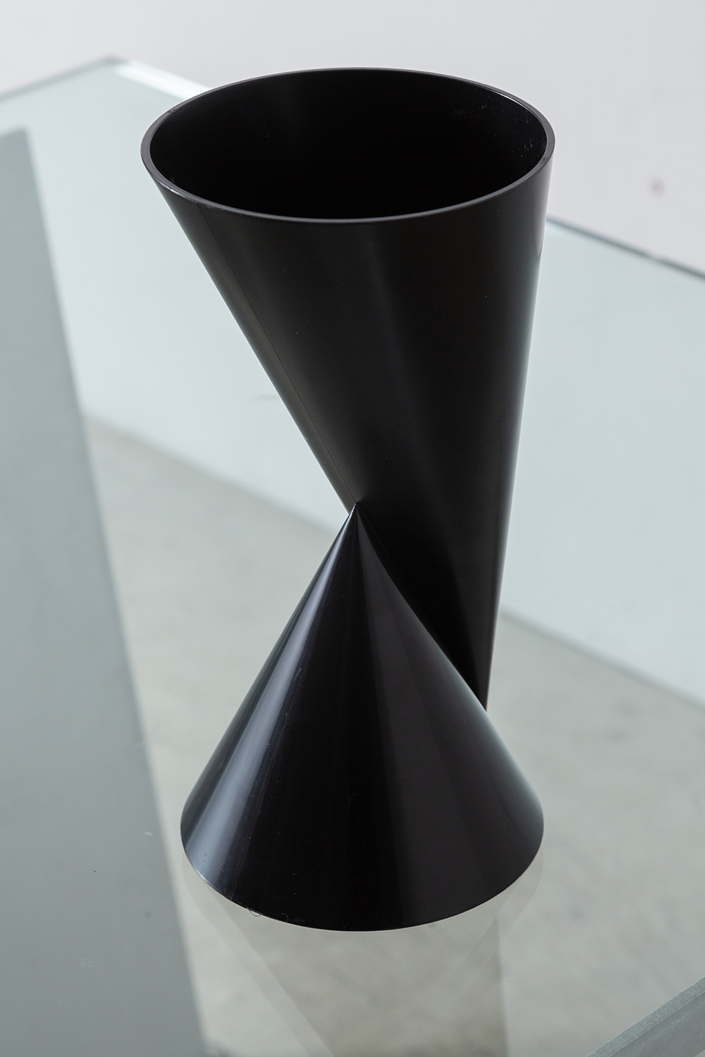 ‘Vase 2’ by Paul Baars in Black