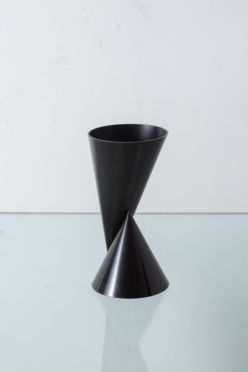 ‘Vase 2’ by Paul Baars in Black