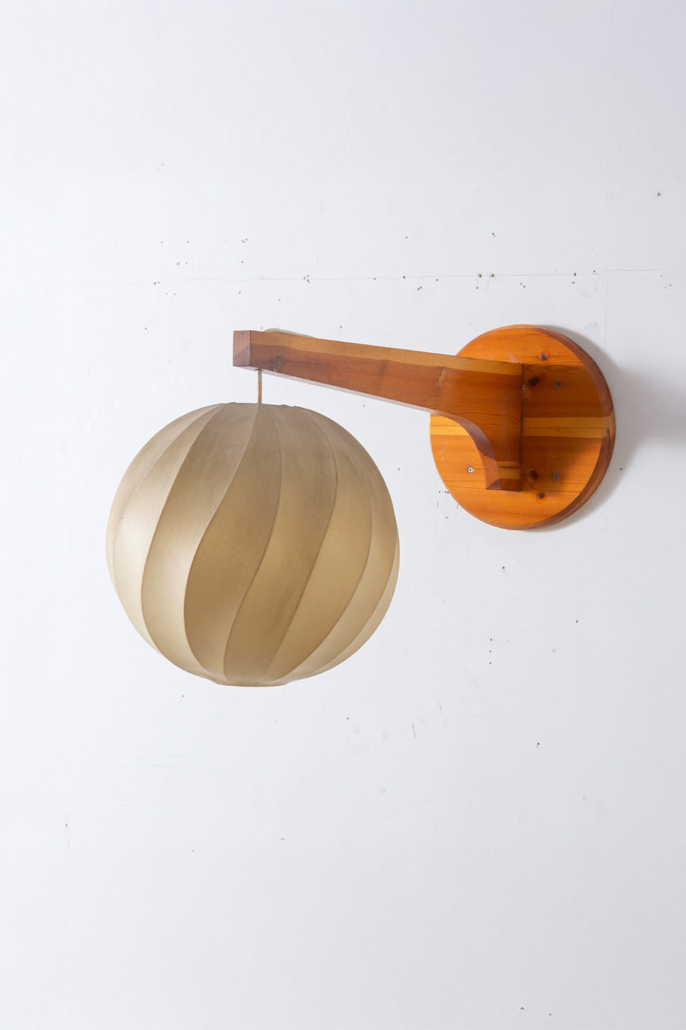 Cocoon Wall Lamp in Pine and Resin