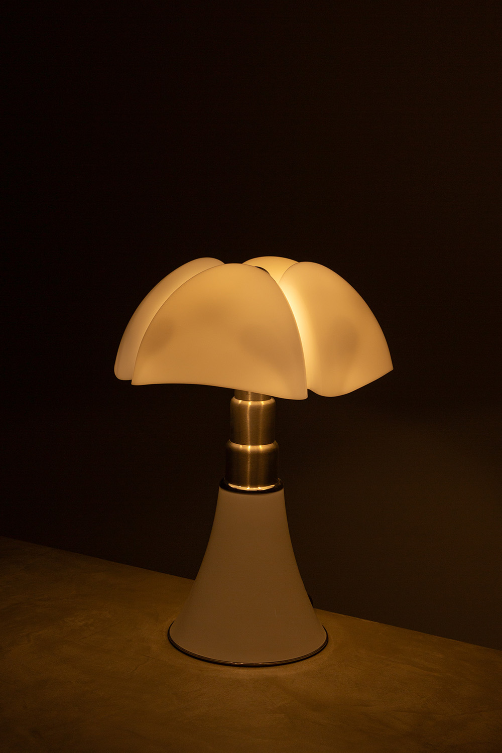 Gae Aulenti,ガエ・アウレンティ,PIPISTRELLO,ピピステレッロ,テーブルランプ,清澄白河,Antique,Vintage,Interior Design,アンティーク,ビンテージ,ヴィンテージ,家具,雑貨,インテリア,店舗什器,設計,インテリアデザイン,内装,什器,店舗設計,ギャラリー,デザイナーズ家具,ショールーム
