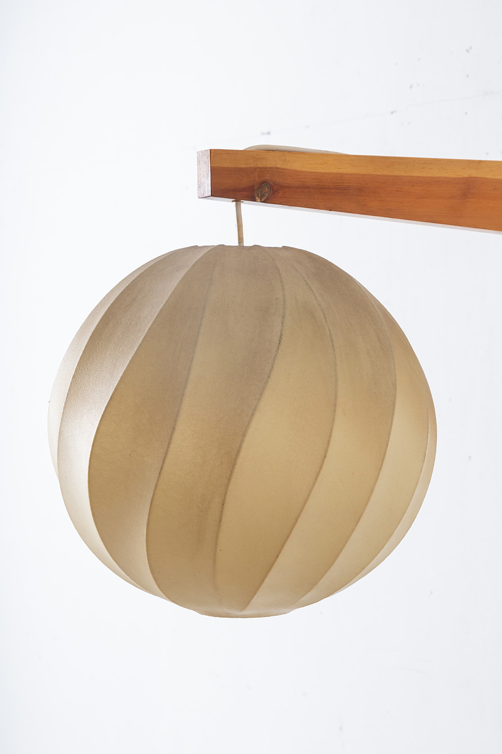 Cocoon Wall Lamp in Pine and Resin