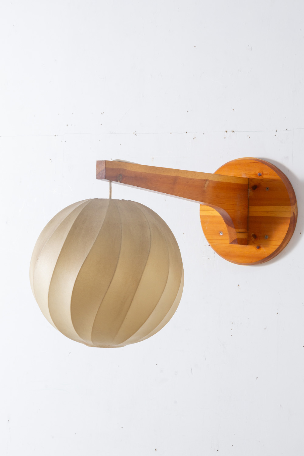 Cocoon Wall Lamp in Pine and Resin