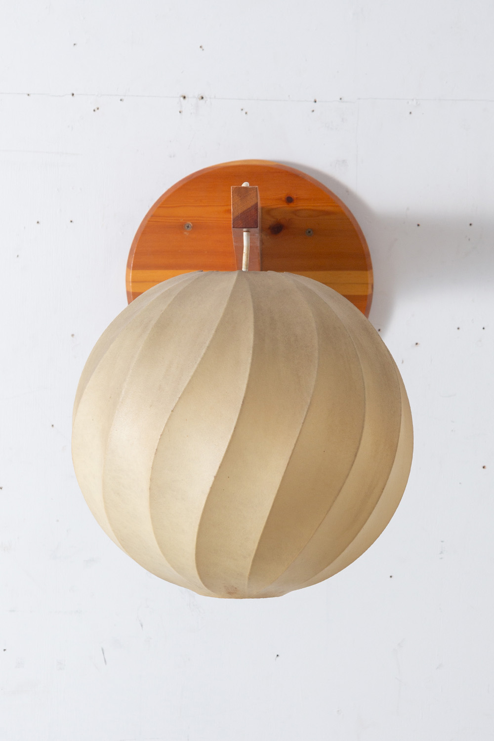 Cocoon Wall Lamp in Pine and Resin