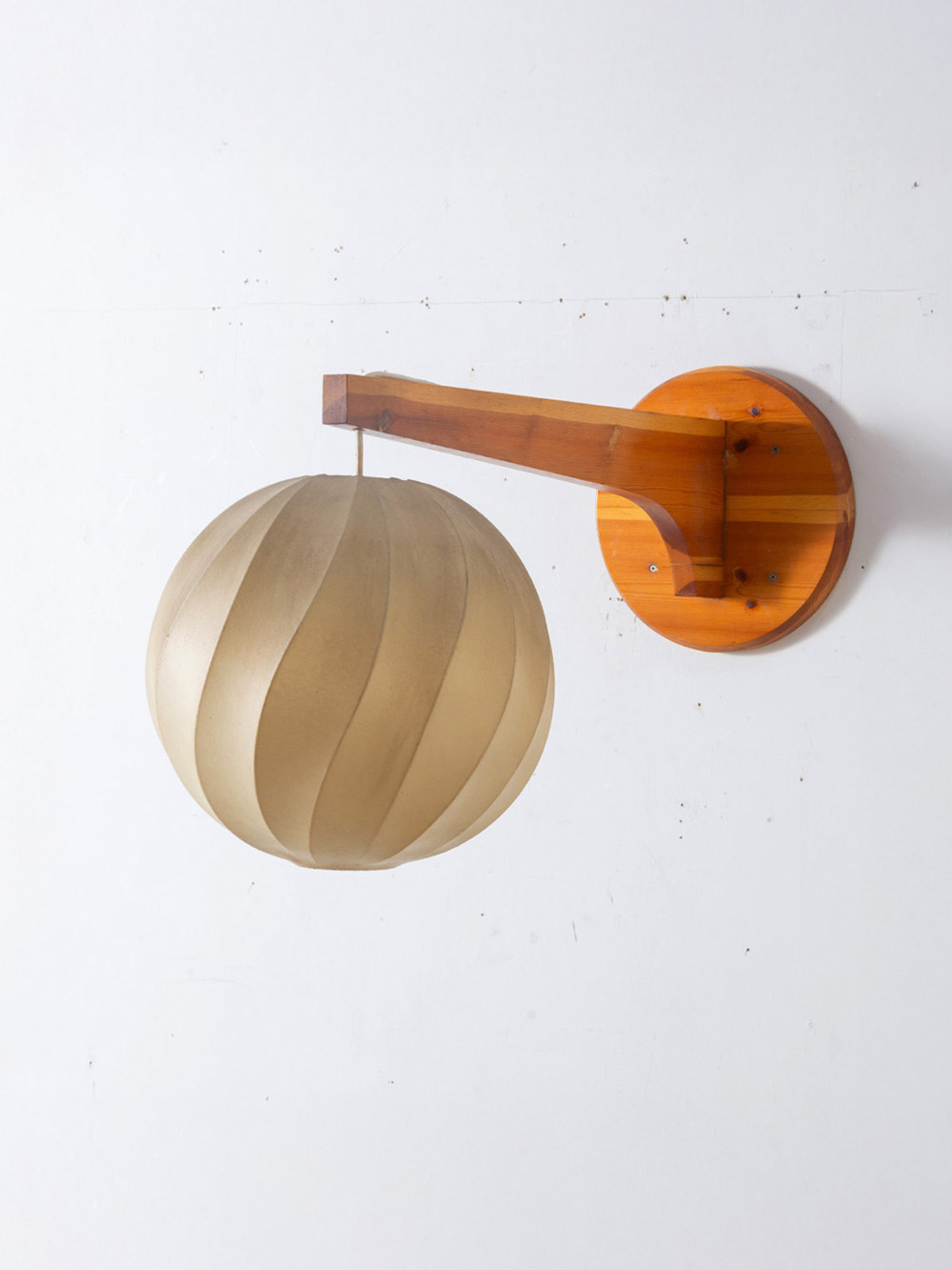 Cocoon Wall Lamp in Pine and Resin