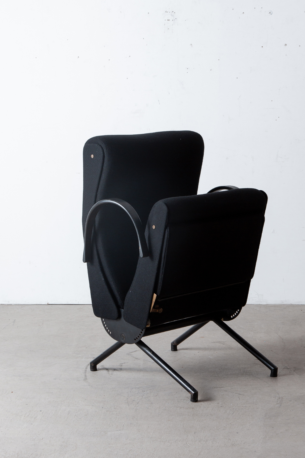 ‘P40’ Lounge Chair by Osvaldo Borsani for Tecno in Fabric and Steel