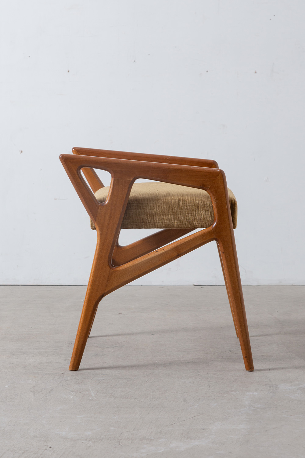 ‘Model 687’ Stool by Gio Ponti in Walnut and Fabricbric