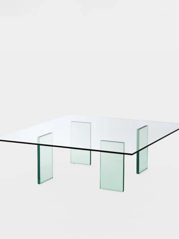 戦後日本を代表する国際的デザイナー、倉俣史郎によって1976年にデザインされたガラステーブル。
厚さ12mmの強化ガラスの天板と厚さ24mmの脚を熱溶着し、ミニマルで洗練されたデザインが特徴。
国際的デザインの歴史的かつ象徴的な製品です。
