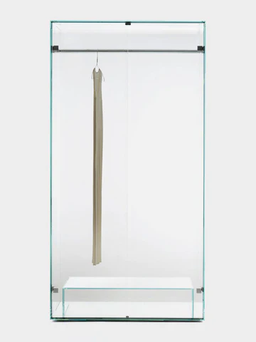 デザイン、建築、現代美術において活動するデザイナー、吉岡 徳仁によって 2015年にデザインされたガラス製ワードローブ。
精密な面取り加工が施され、光を反射・屈折させる透明な12mmの強化ガラスを使用しています。
土台は鏡面になっており、コートハンガーと金具はポリッシュ仕上げのスチール製です。
扉は8mmの強化ガラスで、ドアがゆっくり閉まるブルーモーション機能を備えています。
このディスプレイ・ユニットによって、中の衣類や物が視覚的に強調され、引き立ちます。
同素材のシューズスタンドあり・なしからお選びいただけます。
