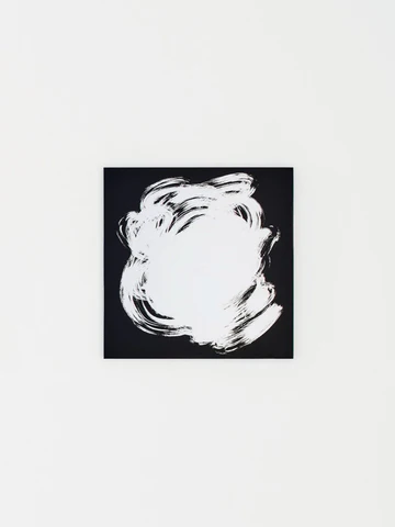 George Yabu（ジョージ・ヤブ）とGlenn Pushelberg（グレン・プシェルバーグ）の2人によって創設されたデザインスタジオ、Yabu Pushelberg（ヤブ・プシェルバーグ）が2002年に発表したScribbleウォールミラー。
厚さ5mmのエクストラライト・ガラス製で、3つのサイズ、ブラックまたはシルバーの仕上げからお選びいただけます。
鏡面はニュートラルな黒地に筆でフリーハンドで描かれたようなブラック、またはアンティーク銀箔でコーティングされたような仕上げのシルバー。
背面は4箇所で留められる仕様になっています。
