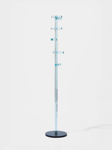 イタリアの建築家・デザイナーのPiero Lissoni（ピエロ・リッソーニ）によって2012年にデザインされたTelegrafoコートラック。
厚さ24×24mmのクリスタルガラスの角棒は特殊な焼き戻し処理によって高い耐荷重性を備え、厚い生鉄でできた土台に固定されています。
クリスタルガラスの素材感とは対照的な台座の荒々く未完成な外観が、製品のコントラストをより高めます。
