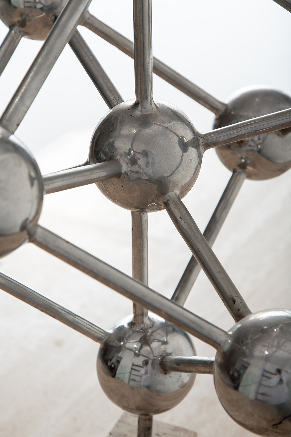 Atomium in Crome and Travertine