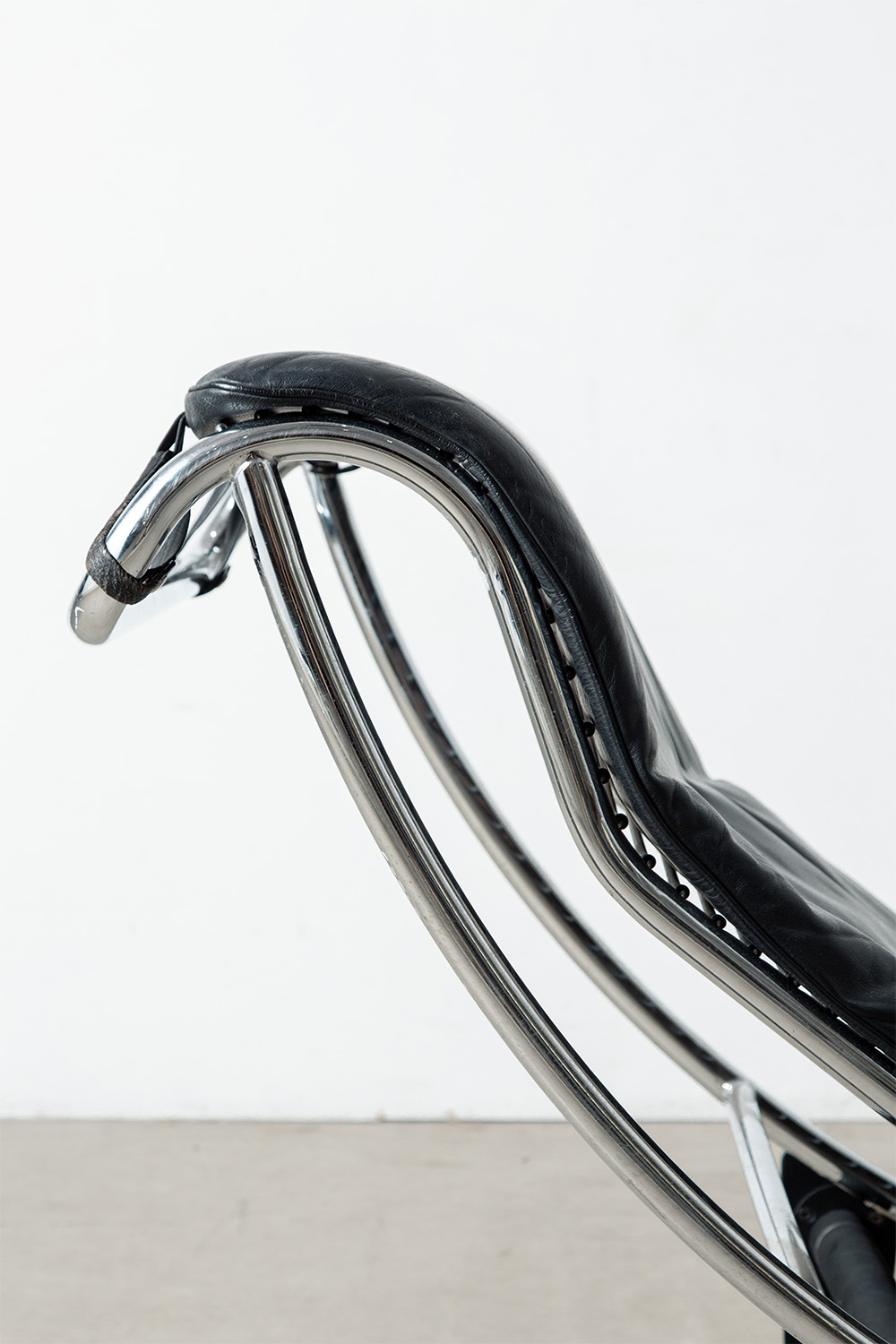 Chaise Longue in Leather and Steel
