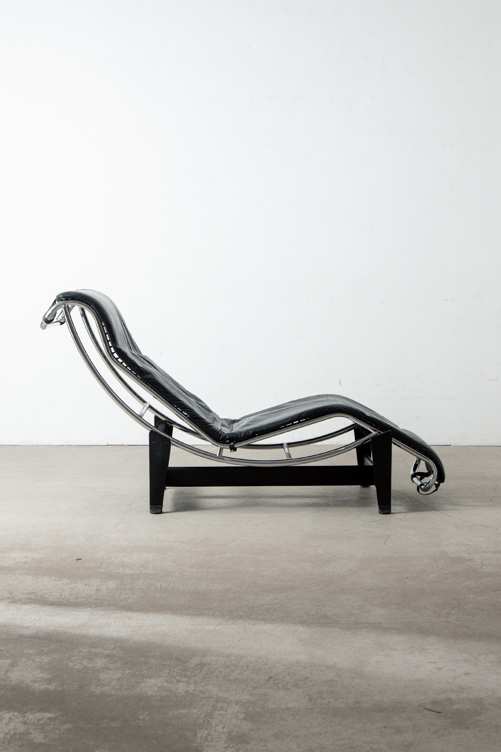 Chaise Longue in Leather and Steel