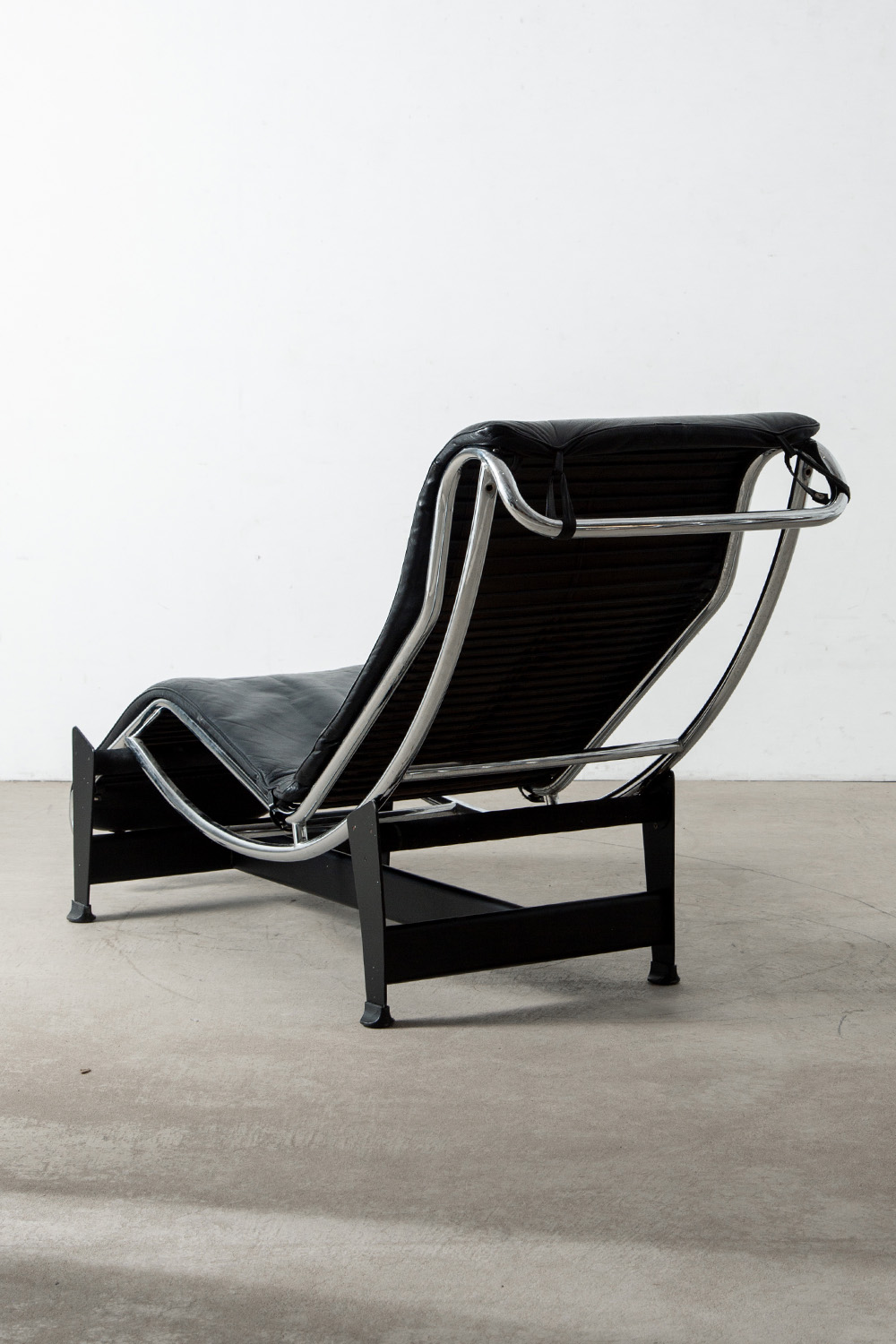 Chaise Longue in Leather and Steel