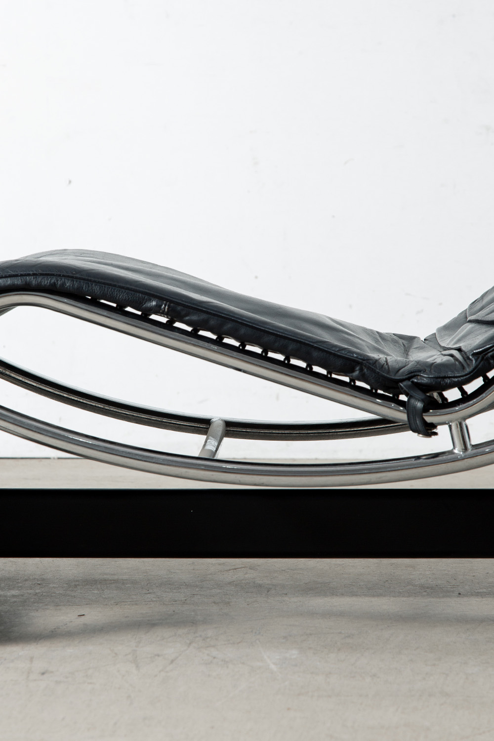 Chaise Longue in Leather and Steel