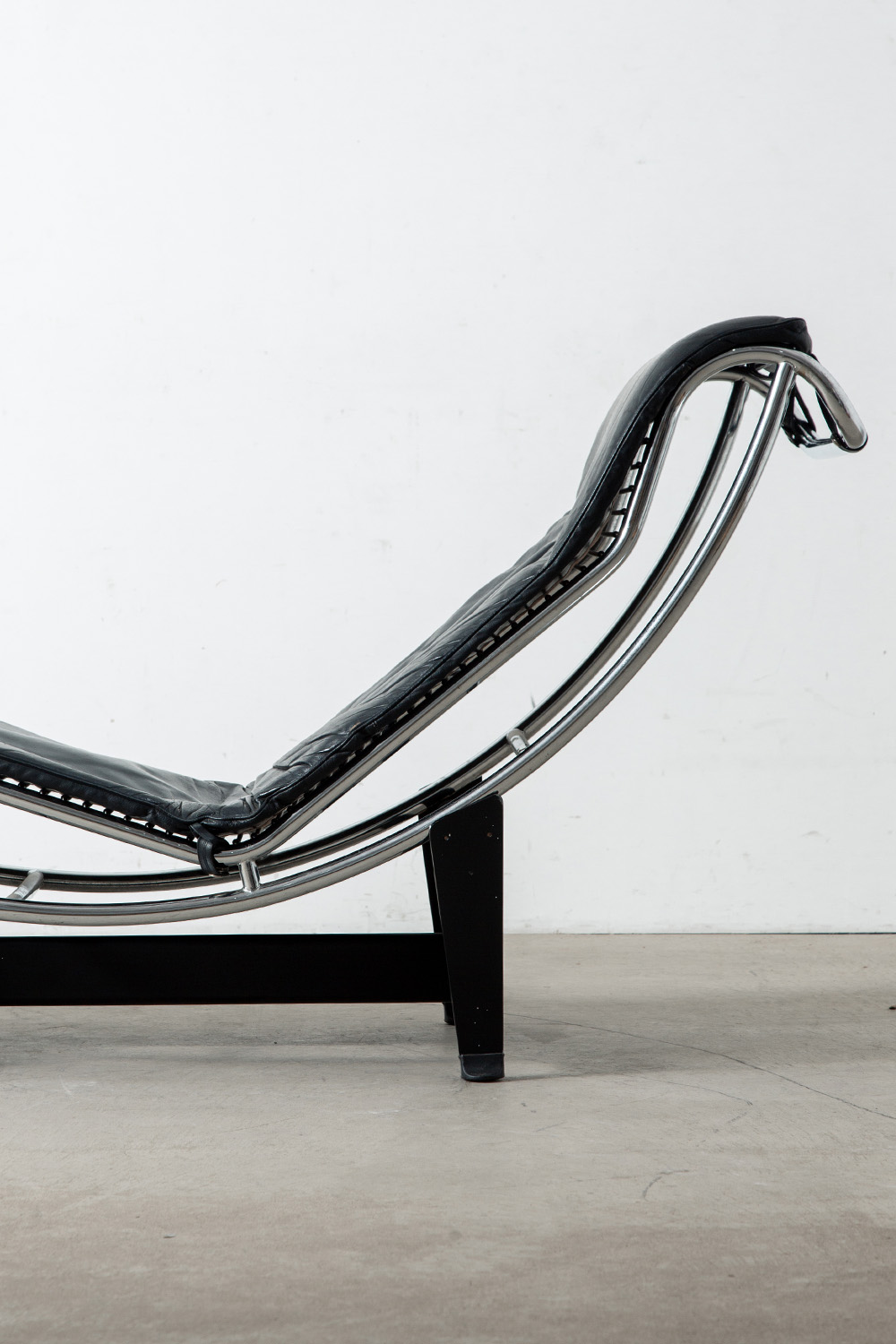 Chaise Longue in Leather and Steel