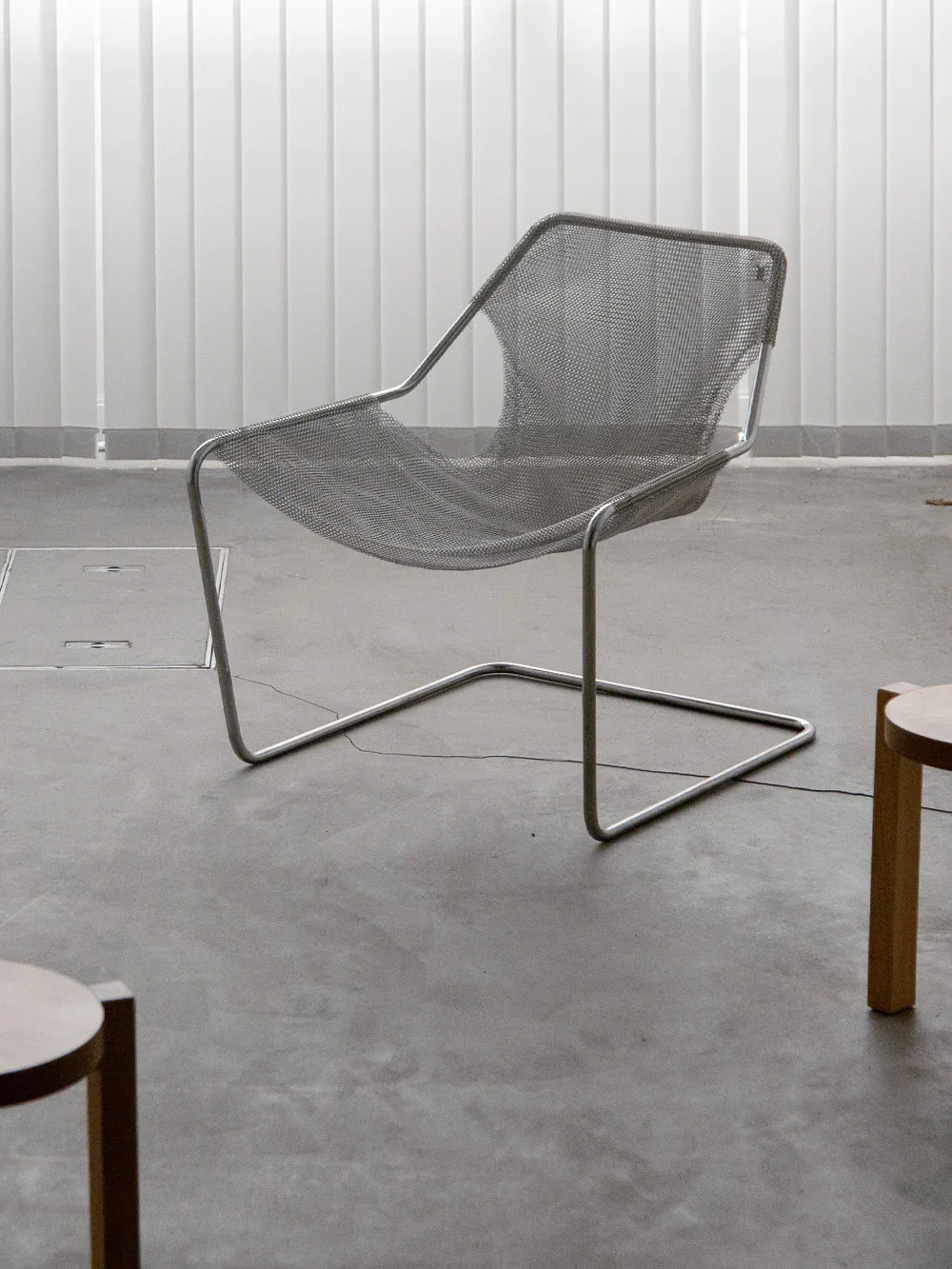 PaulistanoArmchairパウリスターノチェアcassinaヤマギワ stoop | Paulistano Mesh Arm Chair by Paulo Mendes da Rocha