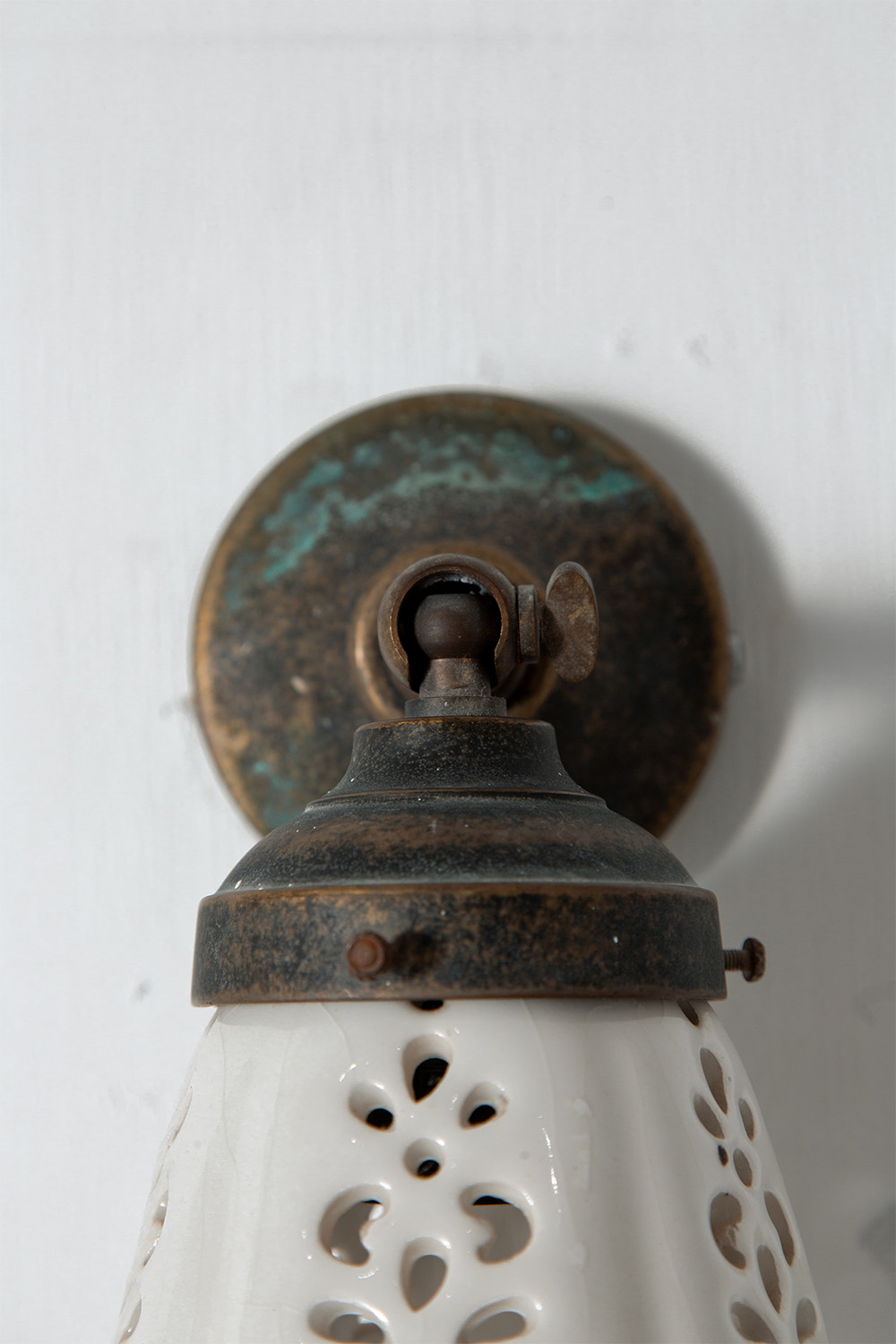 Flower Shape Wall Lamp in Ceramic and Brass