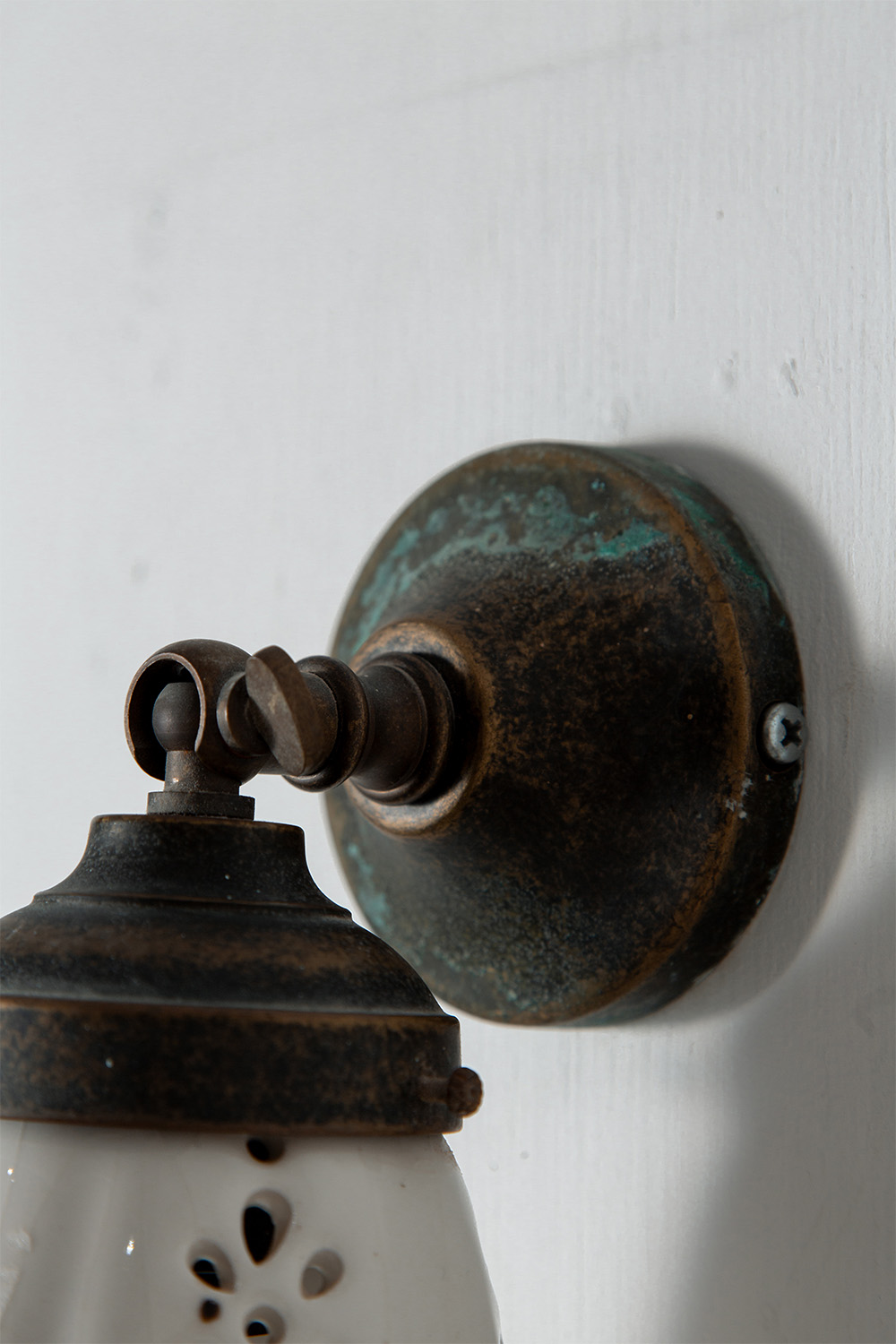 Flower Shape Wall Lamp in Ceramic and Brass