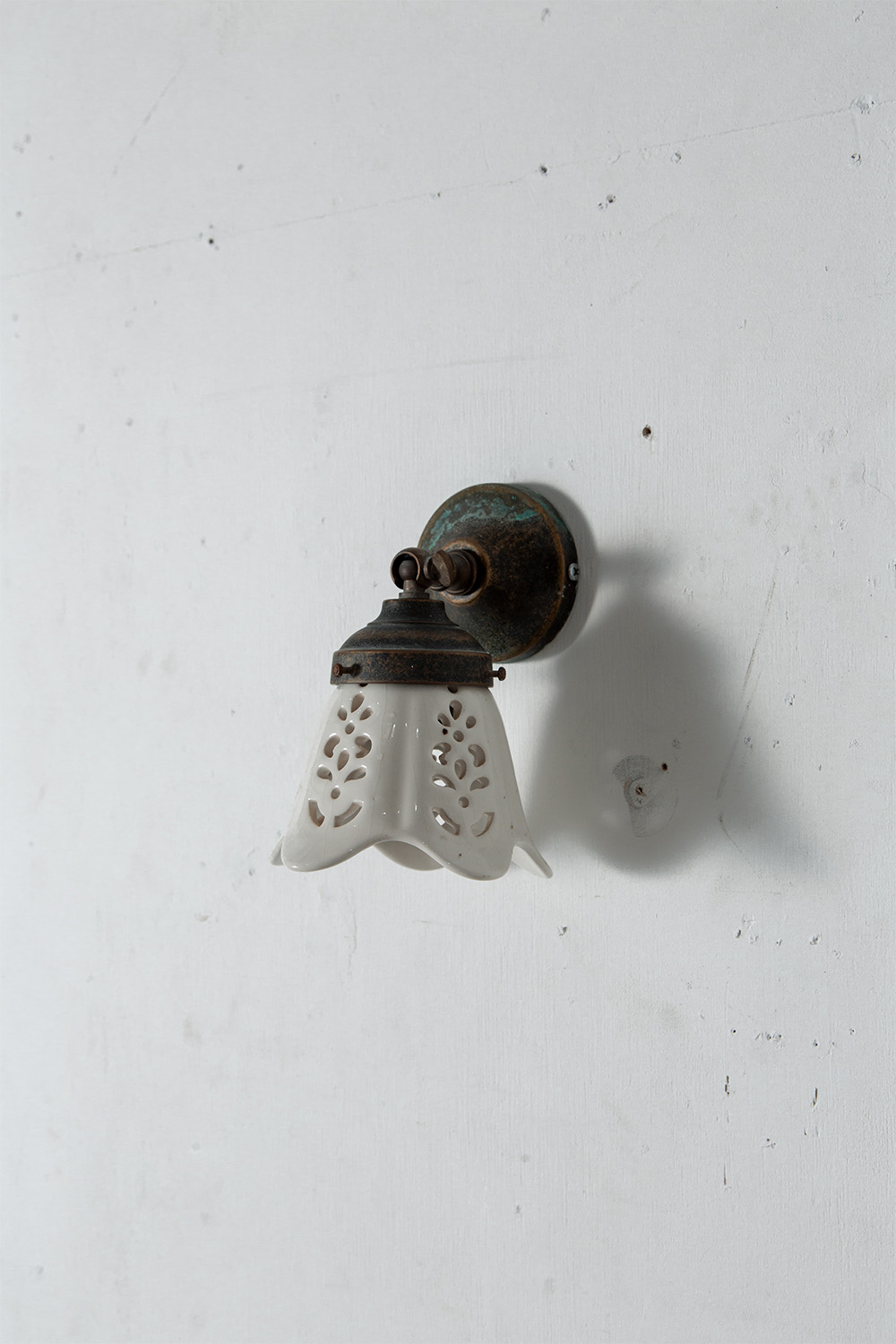 Flower Shape Wall Lamp in Ceramic and Brass