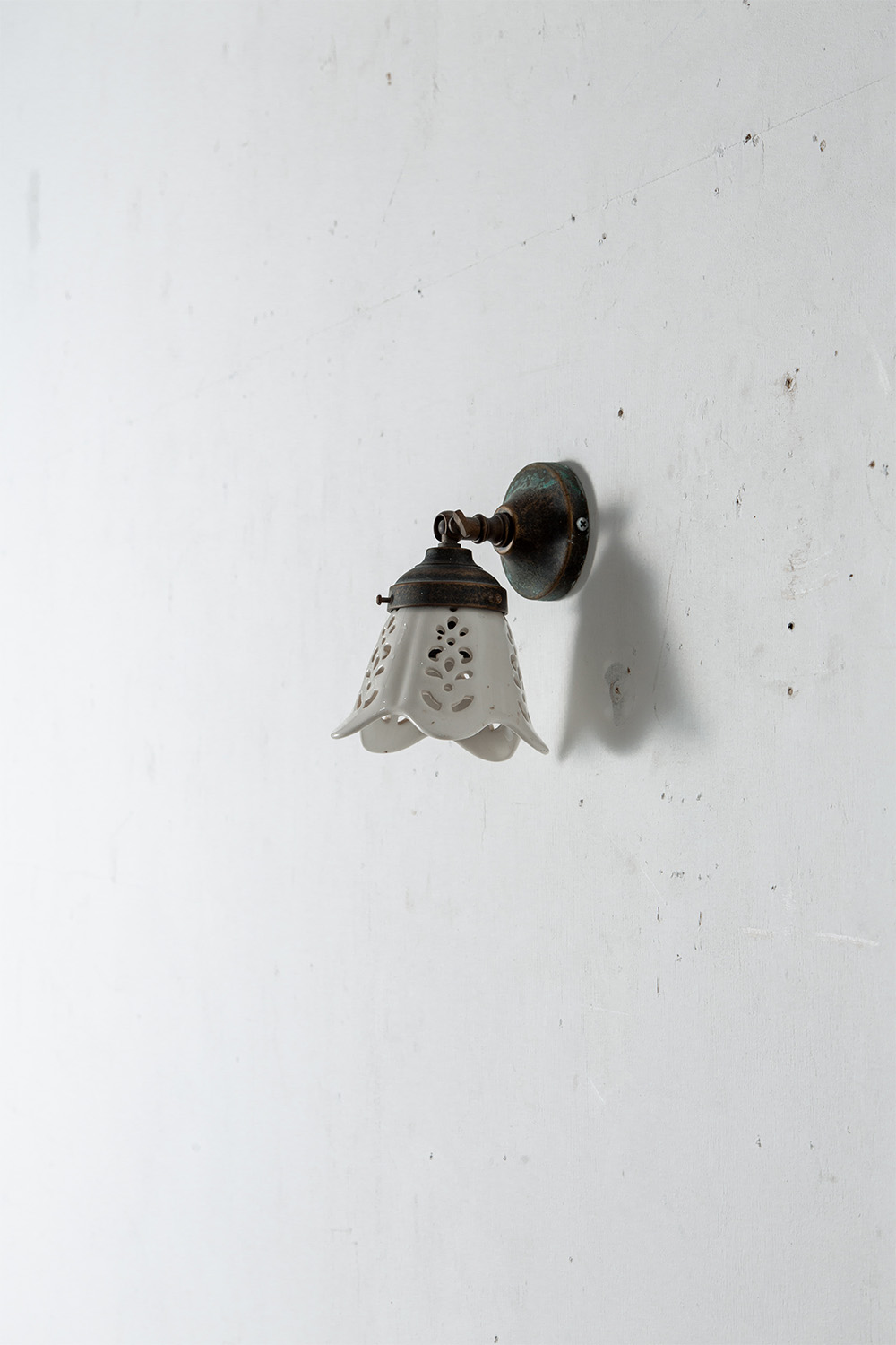 Flower Shape Wall Lamp in Ceramic and Brass
