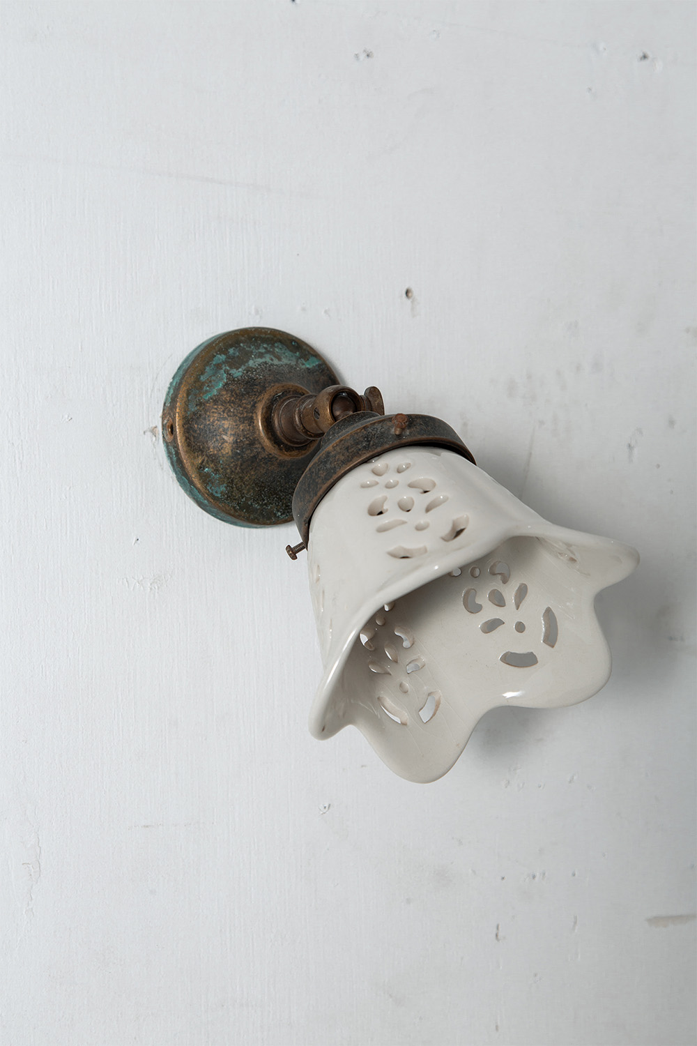 Flower Shape Wall Lamp in Ceramic and Brass