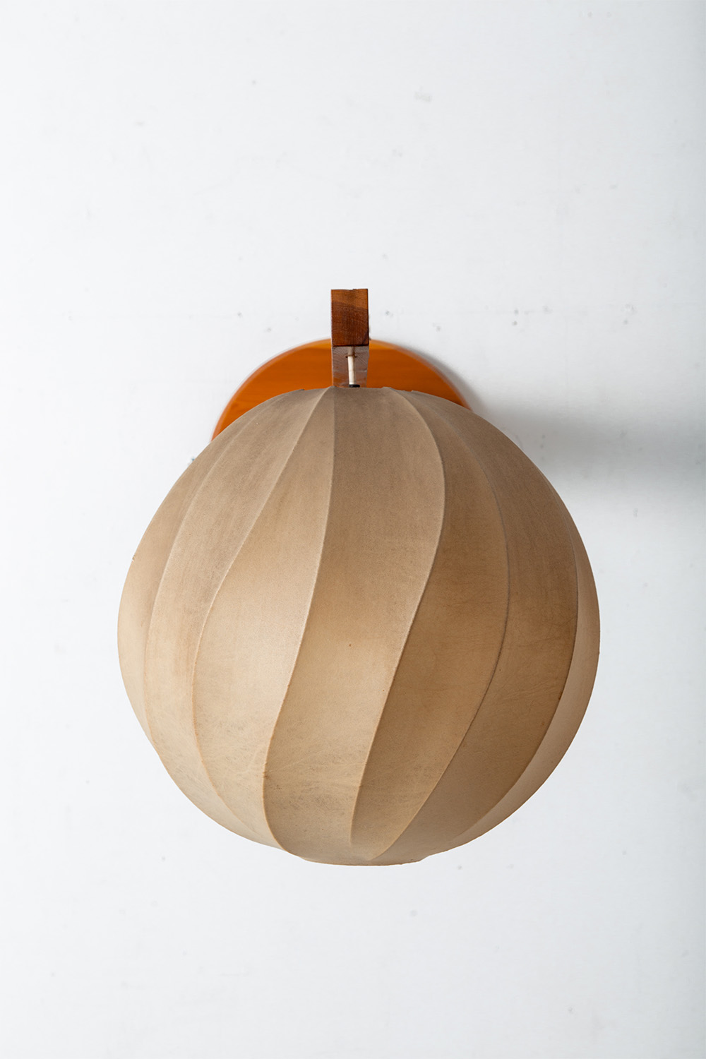 Cocoon Wall Lamp in Pine and Resin